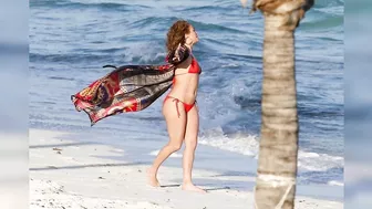 Jennifer Lopez Shows Her Incredible body in a tiny red bikini in Turks & Caicos