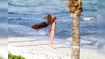 Jennifer Lopez Shows Her Incredible body in a tiny red bikini in Turks & Caicos