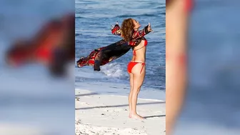 Jennifer Lopez Shows Her Incredible body in a tiny red bikini in Turks & Caicos