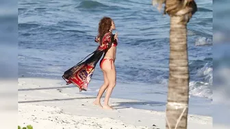 Jennifer Lopez Shows Her Incredible body in a tiny red bikini in Turks & Caicos