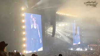 TOMMY LEE JOINS ONLYFANS AND SHOWS IT DURING LIVE CONCERT