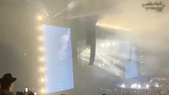 TOMMY LEE JOINS ONLYFANS AND SHOWS IT DURING LIVE CONCERT