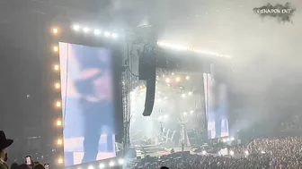 TOMMY LEE JOINS ONLYFANS AND SHOWS IT DURING LIVE CONCERT