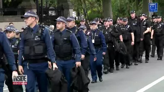 Royal Guard Collapses Near Queen Elizabeth II’s Coffin