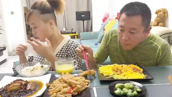 今天给你来个重口味的#eating show#eating challenge#husband and wife eating food#eating#mukbang #asmr eating