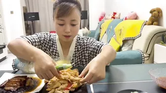 今天给你来个重口味的#eating show#eating challenge#husband and wife eating food#eating#mukbang #asmr eating