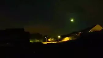 রাতের আকাশে আছড়ে পড়ল উল্কা, Big & bright fireball streaks over UK skies - Multiple views captured!