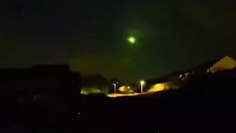 রাতের আকাশে আছড়ে পড়ল উল্কা, Big & bright fireball streaks over UK skies - Multiple views captured!