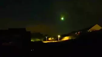 রাতের আকাশে আছড়ে পড়ল উল্কা, Big & bright fireball streaks over UK skies - Multiple views captured!