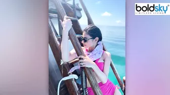 Mouni Roy Bold Pink Bikini Viral Maldives Vacation के दौरान मस्ती करती आई नजर l *Entertainment