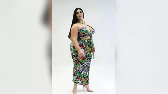 Glamorous ???????? models lifestyle curvy woman????in Flirty moment style. plus size women beauty fashion.