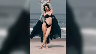 Renu Kaushal Bikini Review | Bollywood Point | #renukaushal #bikini