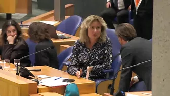 CHAOS IN TWEEDE KAMER - Kabinet loopt weg bij complotgewauwel BAUDET