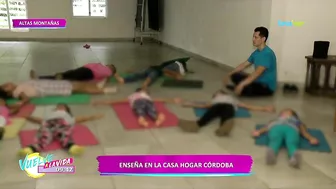 El chef Jesús enseña yoga en la casa hogar de Córdoba.