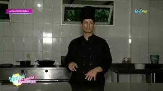 El chef Jesús enseña yoga en la casa hogar de Córdoba.