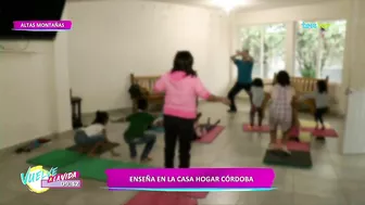 El chef Jesús enseña yoga en la casa hogar de Córdoba.