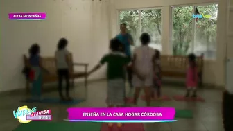 El chef Jesús enseña yoga en la casa hogar de Córdoba.