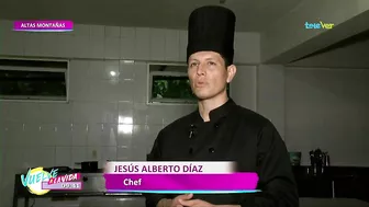 El chef Jesús enseña yoga en la casa hogar de Córdoba.