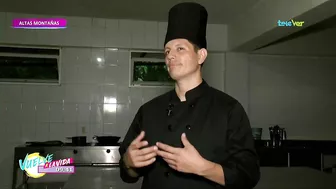 El chef Jesús enseña yoga en la casa hogar de Córdoba.