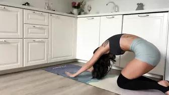 Home Gymnastics & Workout with Thais