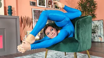 Flexible Gymnast Anya. Stretching. Flexshow.