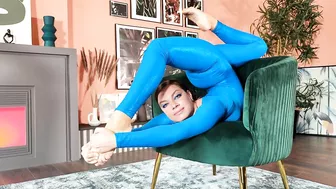 Flexible Gymnast Anya. Stretching. Flexshow.