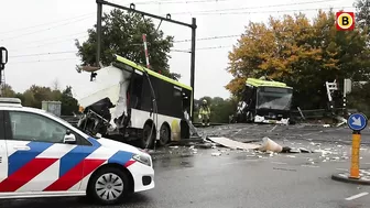 Trein DOORBOORT bus op spoorovergang | Omroep Brabant