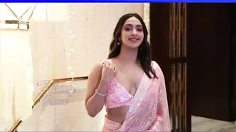 Yoga Girl In Saree ???? Akansha Ranjan Flaunnts Huge Cle@vage In Very Hot Blouse With No B₹a At Diwali