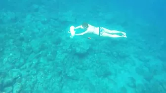 underwater sexy bikini girl no fins freediving SUBLUE