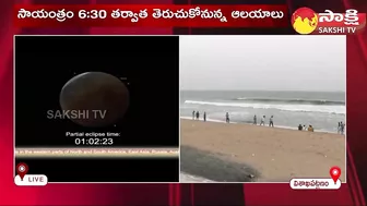 Lunar Eclipse buzz at Vizag RK Beach | Chandra Grahanam | Visakhapatnam | Sakshi TV