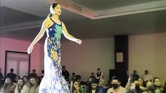 Models TRIP & FALL during Javier Hernández's fashion show in Poza Rica de Hidalgo (October 6, 2022)