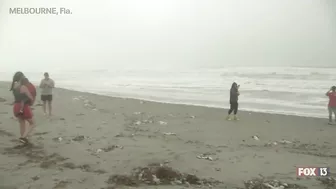 Hurricane Nicole: Weather tourists on Indialantic Beach in Melbourne, Florida