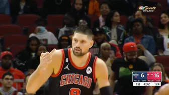 Nikola Vucevic flips off the ref after travel call vs Pelicans ????