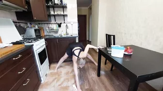 Stretching and breakfast at home ????