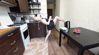 Stretching and breakfast at home ????