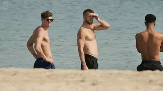 England team at the beach ahead of Qatar World Cup match against Wales | 5 News