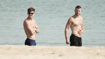 England team at the beach ahead of Qatar World Cup match against Wales | 5 News