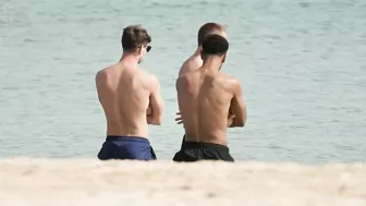 England team at the beach ahead of Qatar World Cup match against Wales | 5 News