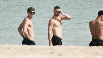 England team at the beach ahead of Qatar World Cup match against Wales | 5 News