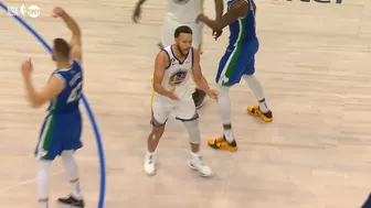 Stephen Curry gets called for costly travel late in game vs Mavs