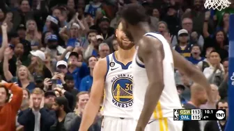 Stephen Curry gets called for costly travel late in game vs Mavs