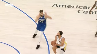 Stephen Curry gets called for costly travel late in game vs Mavs