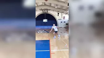 Steph Curry trying to dunk for a tiktok????