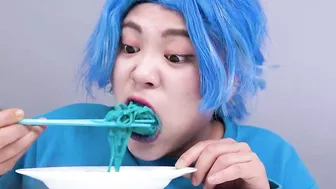 Blue VS Yellow Color Food Challenge! EATING ONLY ONE COLOR FOOD FOR 24 HOURS by HIU 하이유