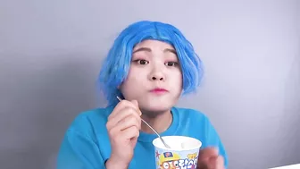 Blue VS Yellow Color Food Challenge! EATING ONLY ONE COLOR FOOD FOR 24 HOURS by HIU 하이유