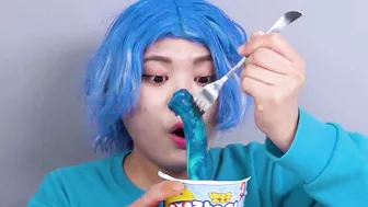 Blue VS Yellow Color Food Challenge! EATING ONLY ONE COLOR FOOD FOR 24 HOURS by HIU 하이유