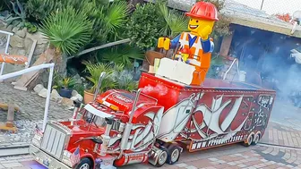 Giant Models Peterbilt and Giant Lego Minifigure transport 02