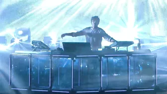 Flume - Insane feat. Moon Holiday (Live 2014 - 2022 Compilation)