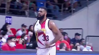 Mo Tautuaa gives high-five on Ref after worst Travel of the season! ????