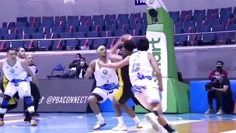 Mo Tautuaa gives high-five on Ref after worst Travel of the season! ????